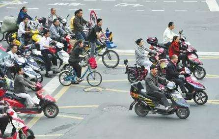 探訪“史上最嚴(yán)”電動(dòng)車新國(guó)標(biāo)實(shí)施成效 消費(fèi)者：安全有保障，購(gòu)買上牌也便利